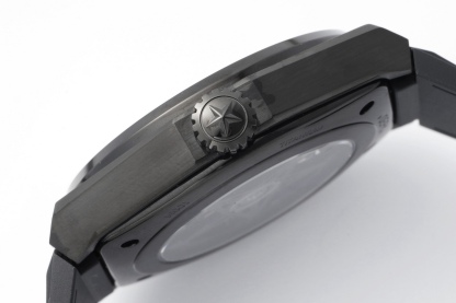 LF真力時DEFY系列全新升級版，殼身 頭粒 機芯 表扣等均做了升級調整。一款根據路虎標誌性花輪轂設計而成的高顏值鏤空腕表。

原裝開模鑄造，極致還原表殼的每一處細節打磨倒角，盡顯原裝菱角分明、堅毅果敢的陽剛氣質。完美的41mm表經，適配大眾男性手寸，正裝休閒兩不誤。根據汽車輪轂設計而成的五角星錶盤，未來概念感十足。同步官網新款五角星折疊扣，搭載定製版Cal.670sk全自動機械機芯，鏤空日曆的大小與位置、機芯夾板、齒輪、五角星陀皆按原版機芯數據拆解鍛造而成。

LF臻品 陳奕迅Eason同款，時尚前衛、