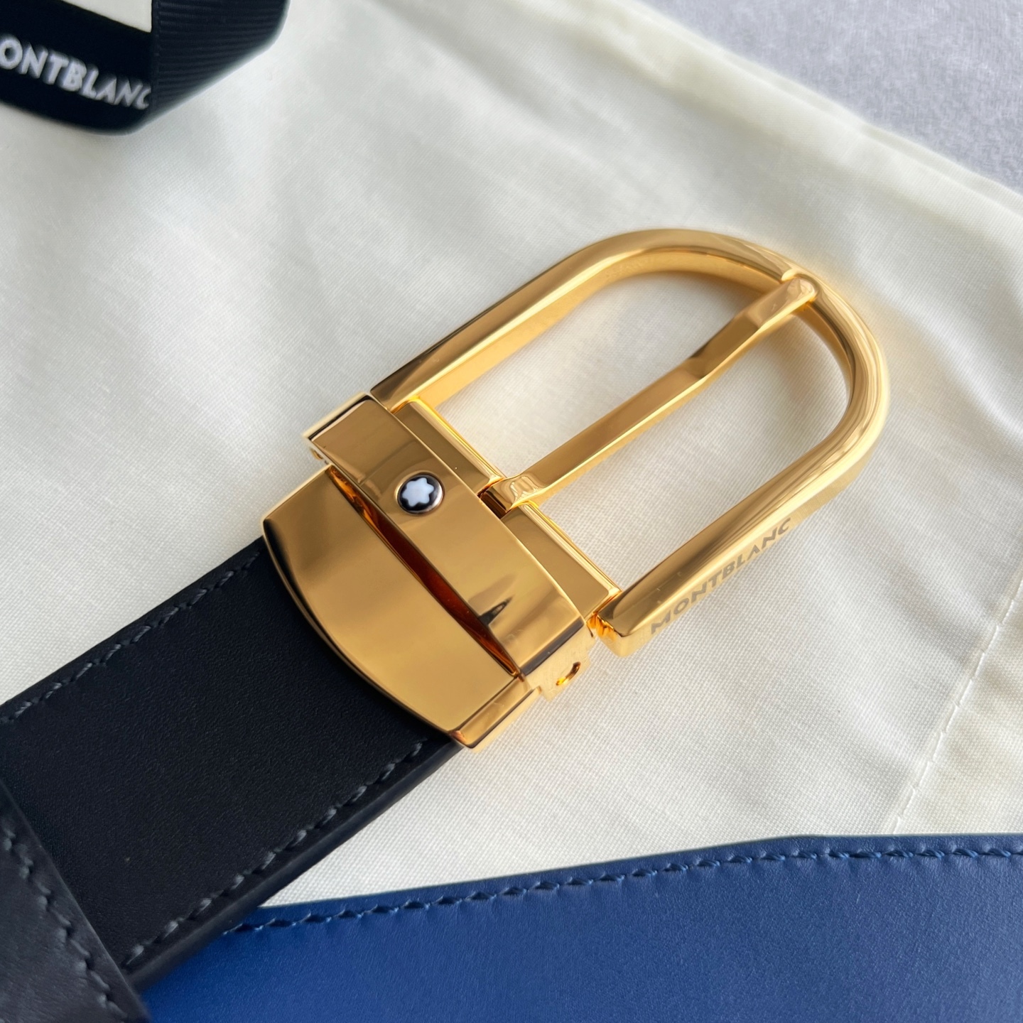 馬蹄形帶扣黑色/棕色雙面皮帶（35毫米）
馬蹄形閃亮鍍釕帶扣。可調節長度，3.5cm黑色和棕色雙面皮帶。打造經典靈動造型。
貨號 錶帶描述 黑色和棕色雙面牛皮皮帶 皮革圖案 金屬圓環上飾有萬寶龍六角白星 標識 搭扣裝置 易開啓裝置，可調節皮帶長度
搭扣形狀 馬蹄形主要顏色 黑色 | 棕色 搭扣類型 針扣式表扣