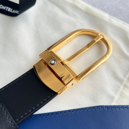 馬蹄形帶扣黑色/棕色雙面皮帶（35毫米）
馬蹄形閃亮鍍釕帶扣。可調節長度，3.5cm黑色和棕色雙面皮帶。打造經典靈動造型。
貨號 錶帶描述 黑色和棕色雙面牛皮皮帶 皮革圖案 金屬圓環上飾有萬寶龍六角白星 標識 搭扣裝置 易開啓裝置，可調節皮帶長度
搭扣形狀 馬蹄形主要顏色 黑色 | 棕色 搭扣類型 針扣式表扣