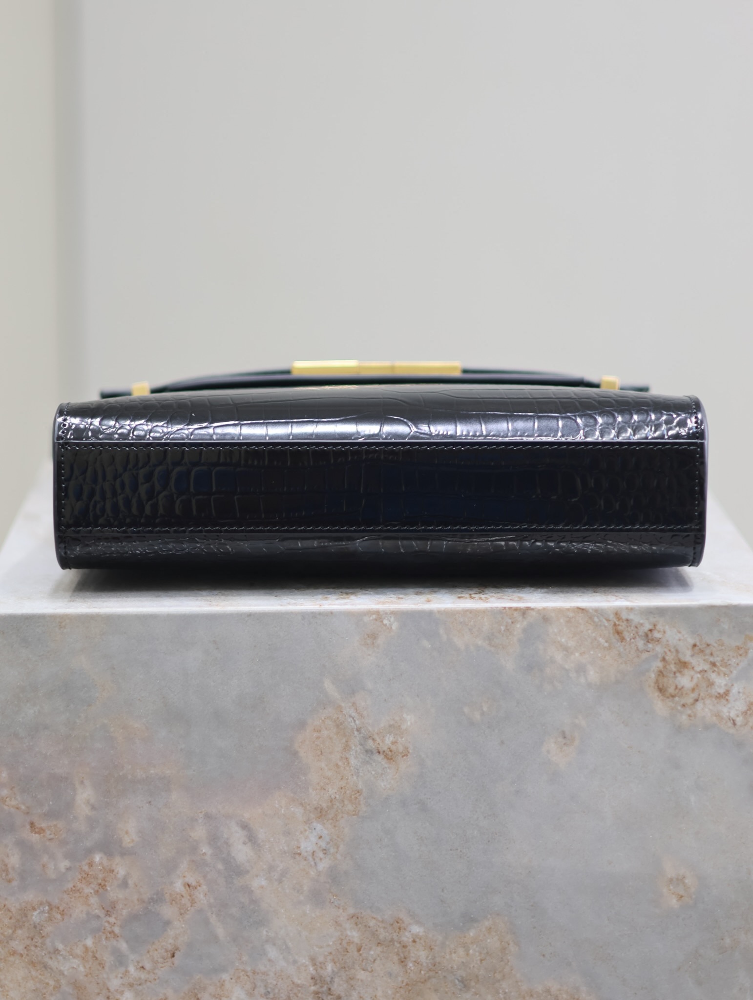 Manhattan_24cm
專櫃同步新款Manhattan法棍包小號24cm全新到貨！最新包型翻蓋曼哈頓法棍包，一改以往經典的logo，取而代之低調簡約的設計風格，它有點像H家的凱莉，很有復古的味道！商務➕休閒兩者結合，總結起來就是百搭！可以手拿，可以單肩或斜挎，一包多用，滿足了商務型女士，又滿足了小女生的休閒！精心挑選的原廠皮、完美的走線、精緻的五金讓整個包包都散髮出高級的味道！
型號：675626
尺寸：24x17.5x6cm