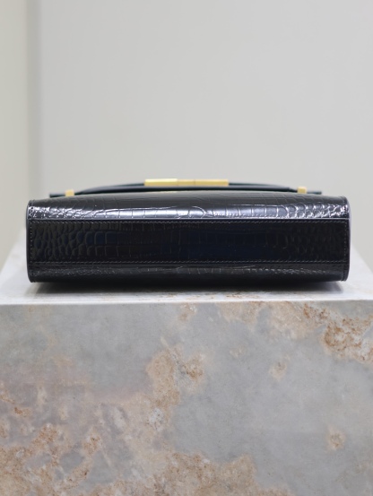 Manhattan_24cm
專櫃同步新款Manhattan法棍包小號24cm全新到貨！最新包型翻蓋曼哈頓法棍包，一改以往經典的logo，取而代之低調簡約的設計風格，它有點像H家的凱莉，很有復古的味道！商務➕休閒兩者結合，總結起來就是百搭！可以手拿，可以單肩或斜挎，一包多用，滿足了商務型女士，又滿足了小女生的休閒！精心挑選的原廠皮、完美的走線、精緻的五金讓整個包包都散髮出高級的味道！
型號：675626
尺寸：24x17.5x6cm