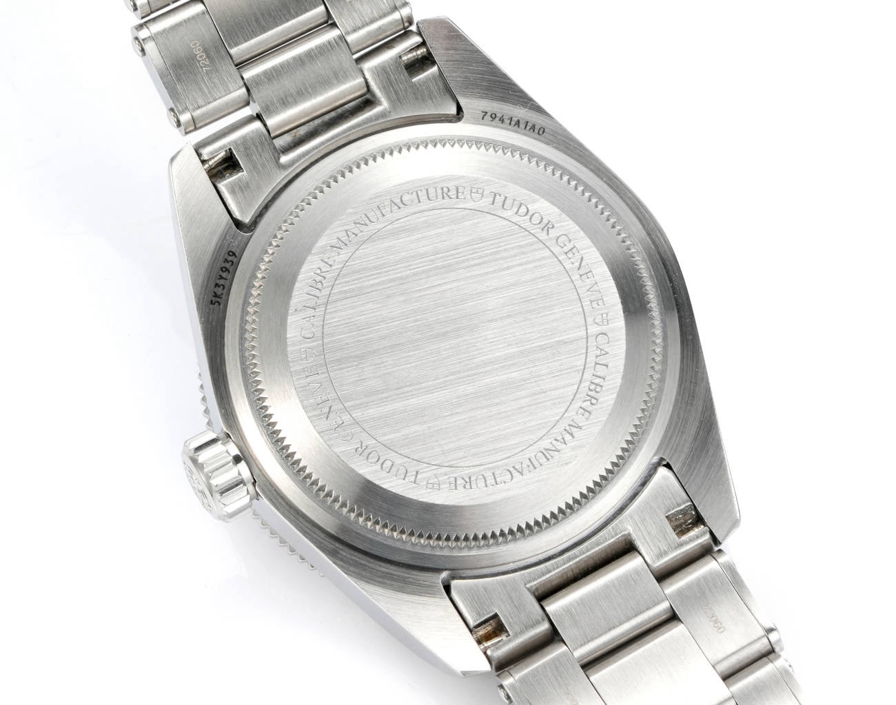 帝舵 TUDOR   碧灣系列對於帝舵來說，無疑是一個龐大的產品線，在今年推出了一隻全新的單色碧灣，以絕對的實力被認為是勞力士無歷黑水鬼的平替！今年推出的這只全新單色碧灣，也迎來了碧灣第三次制表科技和煥新美學風格上的革新。
1.新款碧灣迎來新的改革，升級夜光珠，而正品同步凹入式，搭配的是圓拱形藍寶石表鏡，更顯復古感📸 
2.腕表採用不鏽鋼材質打造表殼，經過精細的磨光與磨砂處理，呈現出獨特的質感和光澤度。同勞力士水鬼一樣，表殼採用41毫米尺寸，也是沿襲了“原版”碧灣的直徑，既適合日常佩戴，又能展現出