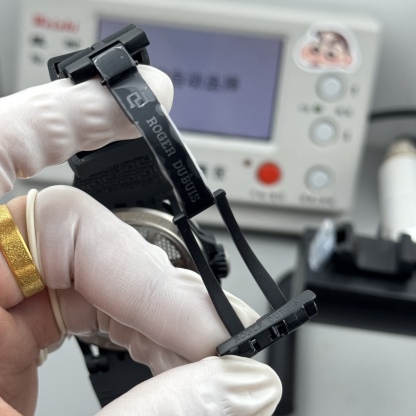 羅傑杜彼王者競速倍耐力單行陀飛輪#表殼直徑45mm，厚度13.5毫米，搭載海鷗定制RD505SQ手動上鏈機芯，機芯上夾板與魚鱗紋打磨在內的各種超卓精修。