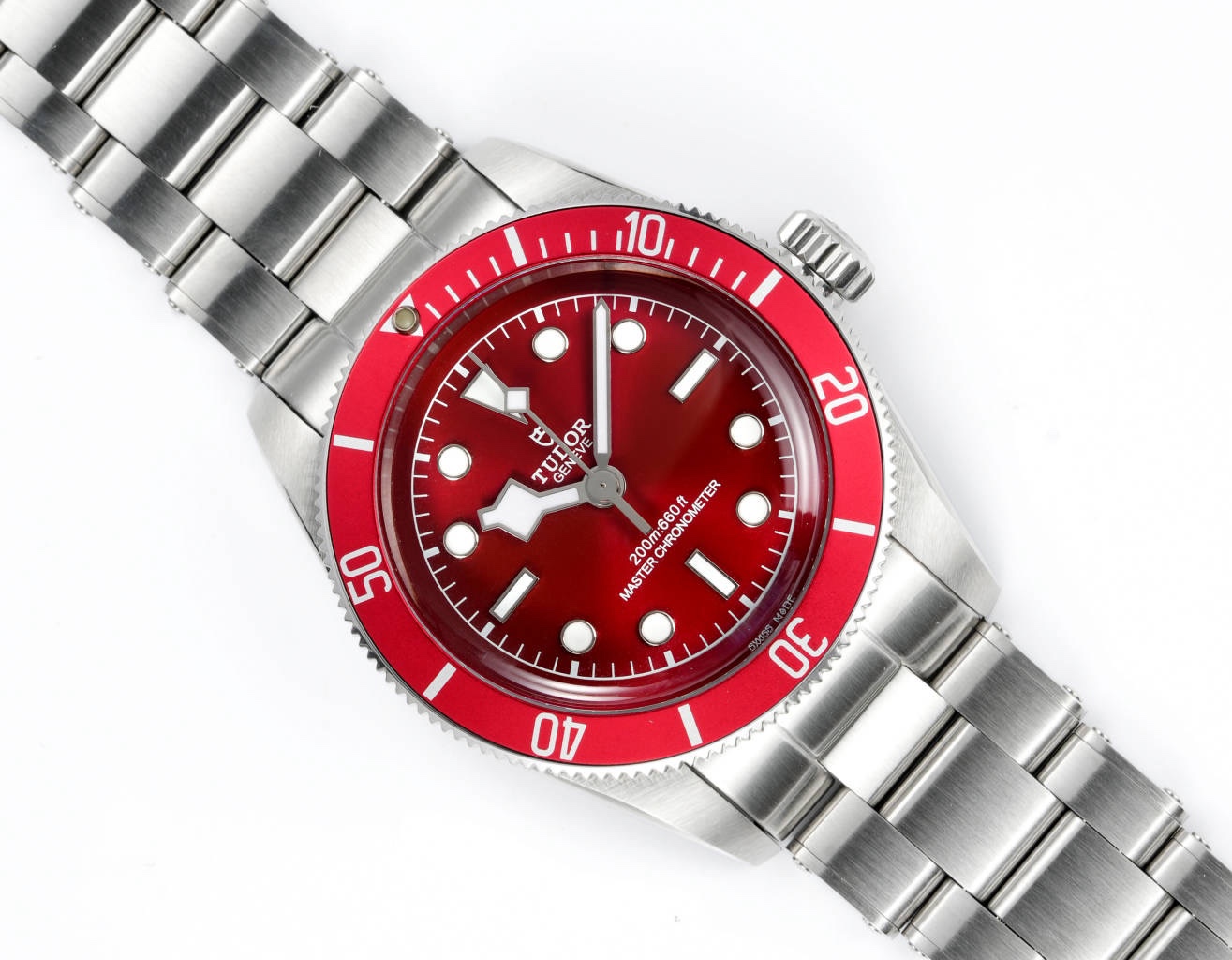 廠帝舵 TUDOR   碧灣系列對於帝舵來說，無疑是一個龐大的產品線，在今年推出了一隻全新的單色碧灣，以絕對的實力被認為是勞力士無歷黑水鬼的平替！今年推出的這只全新單色碧灣，也迎來了碧灣第三次制表科技和煥新美學風格上的革新。
1.新款碧灣迎來新的改革，升級夜光珠，而正品同步凹入式，搭配的是圓拱形藍寶石表鏡，更顯復古感📸 
2.腕表採用不鏽鋼材質打造表殼，經過精細的磨光與磨砂處理，呈現出獨特的質感和光澤度。同勞力士水鬼一樣，表殼採用41毫米尺寸，也是沿襲了“原版”碧灣的直徑，既適合日常佩戴，又能展現出腕