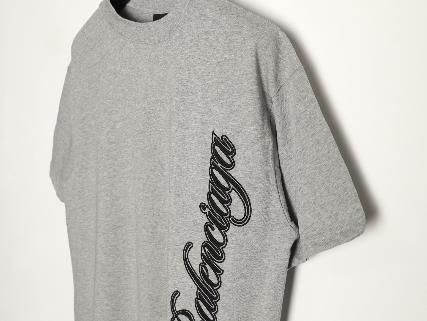 🔝BALENCIAGA巴黎世家BLCG 側邊草體字母短袖T恤
正品購入開發，40支雙紗巴黎棉210克，1*1配套十字羅紋280克，進口刺繡，面料酵洗，定制1：1商標，寬松版型
B Size：S-XL