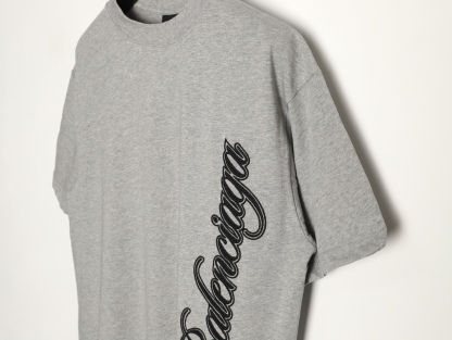 🔝BALENCIAGA巴黎世家BLCG 側邊草體字母短袖T恤
正品購入開發，40支雙紗巴黎棉210克，1*1配套十字羅紋280克，進口刺繡，面料酵洗，定制1：1商標，寬松版型
B Size：S-XL