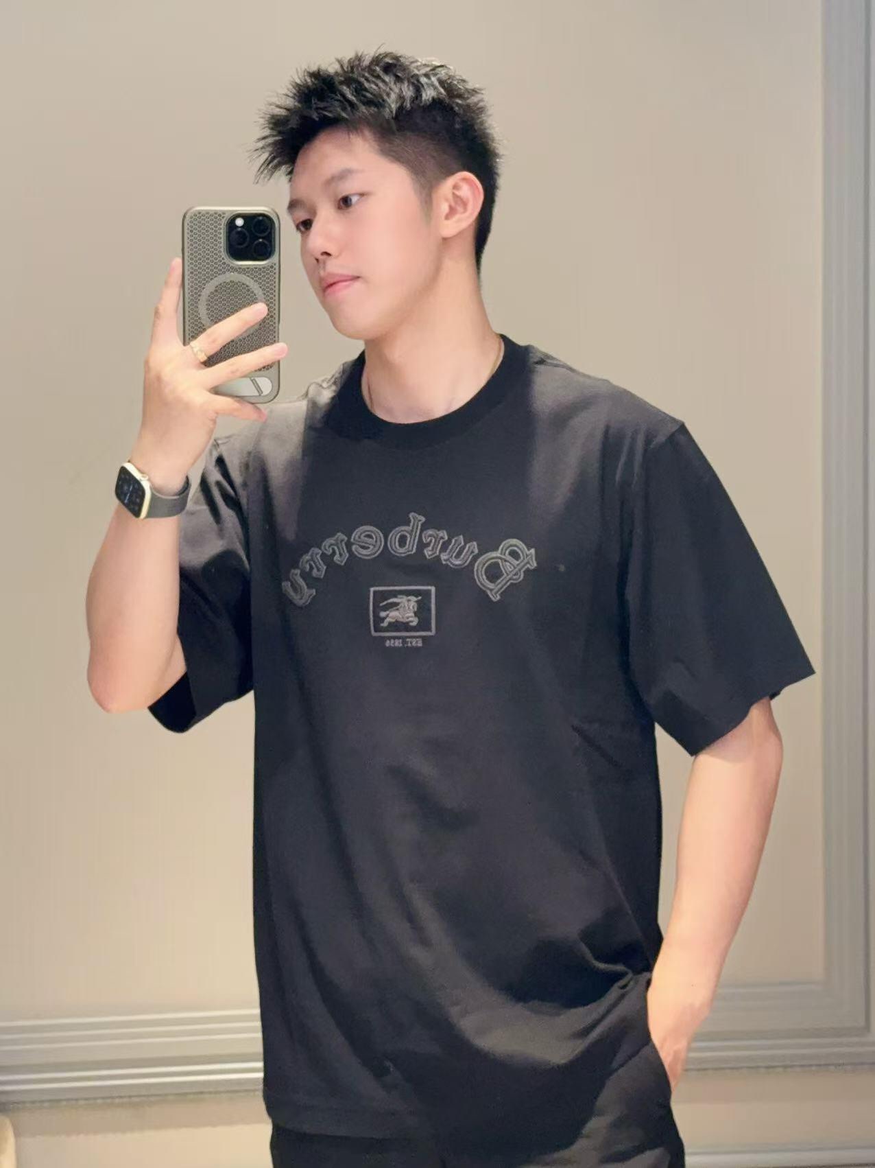 🔝BURBERRY巴寶莉BBR 哥特體刺繡短袖T恤
正品4550購入，100%洗後維斯棉235克，舒彈羅紋285克，進口刺繡，面料酵洗，定制1：1商標，寬松版型
B Size：S-XL