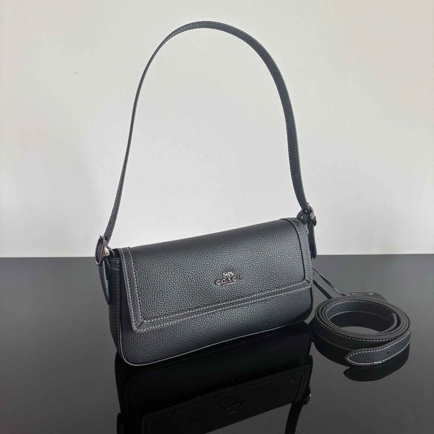
【新品】COACH/蔻馳奧萊女士ETTA25號翻蓋單肩包腋下包高級通勤 CCV64尺寸25*13.5*6