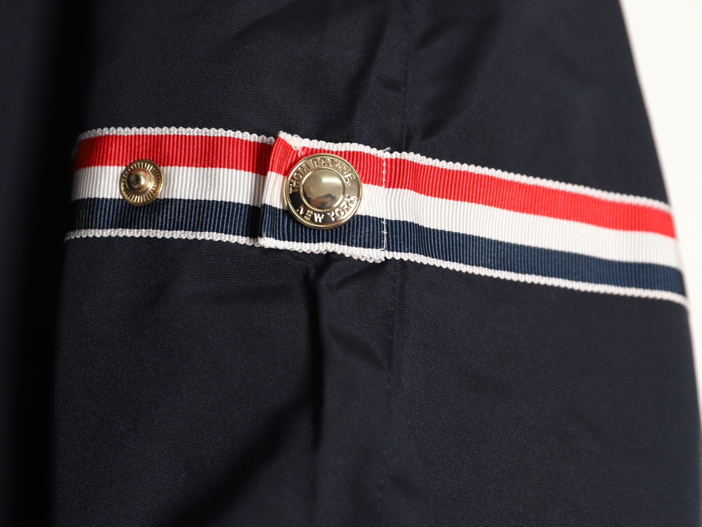 Thom Browne/湯姆布朗 袖標織帶長款羽絨服
採用進口90鴨絨填充 內外里加雙層內膽不會跑毛 高密度防風抗寒功能性面料 手感柔軟舒適  工藝更是精湛 嚴防鑽絨 採用國際先進的真空充絨技術 增加空氣隔層 不損傷羽線 能保持羽原有的柔軟性、彈性及手感 將羽絨的保暖性發揮到最佳！
N Size :1-3