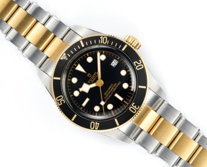 升級版帝舵 TUDOR   碧灣系列對於帝舵來說，無疑是一個龐大的產品線，在今年推出了一隻全新的單色碧灣，以絕對的實力被認為是勞力士無歷黑水鬼的平替！今年推出的這只全新單色碧灣，也迎來了碧灣第三次制表科技和煥新美學風格上的革新。
1.新款碧灣迎來新的改革，升級夜光珠，而正品同步凹入式，搭配的是圓拱形藍寶石表鏡，更顯復古感📸 
2.腕表採用不鏽鋼材質打造表殼，經過精細的磨光與磨砂處理，呈現出獨特的質感和光澤度。同勞力士水鬼一樣，表殼採用41毫米尺寸，也是沿襲了“原版”碧灣的直徑，既適合日常佩戴