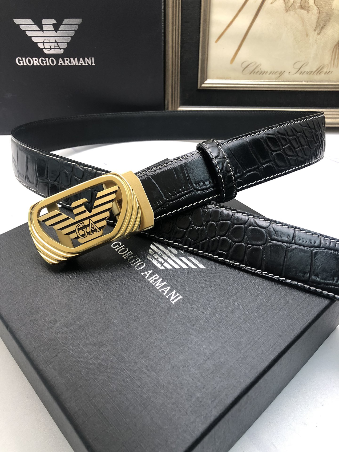 阿曼妮：原單頭層牛皮鰐魚紋面，內襯頭層小牛皮底，搭配原單自動扣，可裁剪的自動帶，此款腰帶面雙採用意大利原定廠制進口牛皮帶身 ，對專版櫃足寬3.5