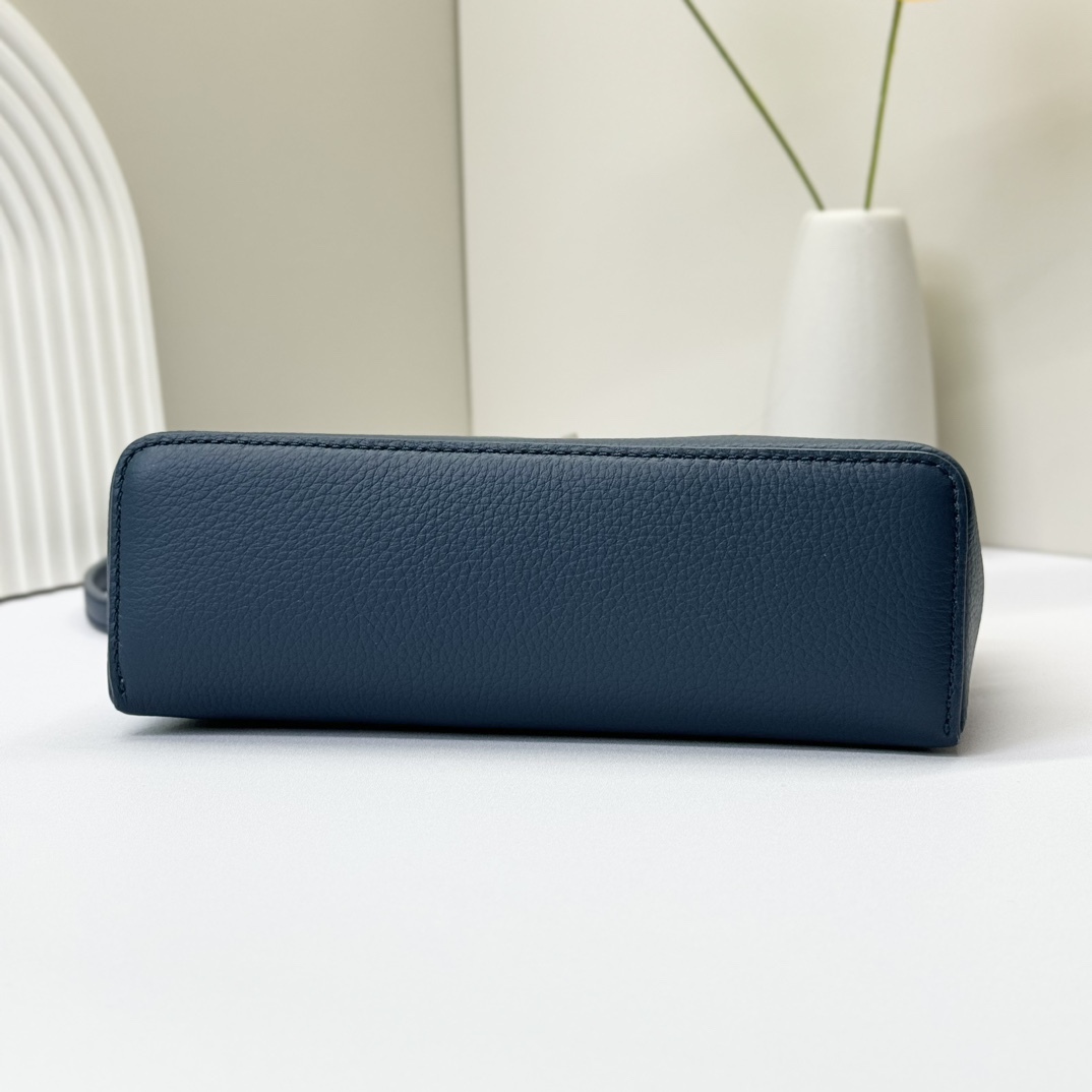 𝓛𝓸𝓻𝓸 𝓟𝓲𝓪𝓷𝓪諾悠翩雅
𝑬𝒙𝒕𝒓𝒂 𝑷𝒐𝒄𝒌𝒆𝒕 𝑳𝟏𝟗 
這是一款大開口結構的功能性設計的手拿包，經典風格和簡約設計的組合體。包身採用進口原廠小牛皮材質，輕微的錘紋呈現優雅的紋理，內里採用進口原廠小羊皮。皮革手柄和可拆卸肩帶，可打造出不同背法實用百搭。雙向拉鍊開合，搭配My Charms銀色金屬掛飾。（LP特級全鋼配件五金）
size：11×19×6.5cm
貨號：FAN4046
配套全套專櫃禮盒包裝🎁