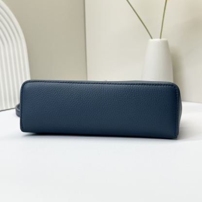 𝓛𝓸𝓻𝓸 𝓟𝓲𝓪𝓷𝓪諾悠翩雅
𝑬𝒙𝒕𝒓𝒂 𝑷𝒐𝒄𝒌𝒆𝒕 𝑳𝟏𝟗 
這是一款大開口結構的功能性設計的手拿包，經典風格和簡約設計的組合體。包身採用進口原廠小牛皮材質，輕微的錘紋呈現優雅的紋理，內里採用進口原廠小羊皮。皮革手柄和可拆卸肩帶，可打造出不同背法實用百搭。雙向拉鍊開合，搭配My Charms銀色金屬掛飾。（LP特級全鋼配件五金）
size：11×19×6.5cm
貨號：FAN4046
配套全套專櫃禮盒包裝🎁