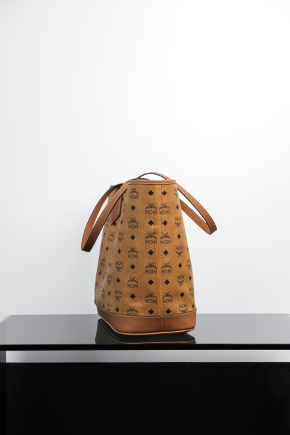 ®新款上線®
𝙈𝘾𝙈 𝙇𝙞𝙯 𝙈𝙚𝙙𝙞𝙪𝙢
乾邑色中號#購物袋

·CP獨家出品｜乾邑色
新Liz，新面貌。這款Liz包袋專為靈動隨行而生，經過重新設計的款式更輕盈、觸感更柔軟，加長皮革肩帶提升了佩戴舒適度，D型環扣則可用於懸掛個性掛飾。包袋內部有標誌性的慕尼黑獅子守護，致敬了品牌傳統。此外，包袋還搭配了一個可拆卸內袋，可作為獨立的手拿包使用，助您輕鬆應對日夜場景轉換。

