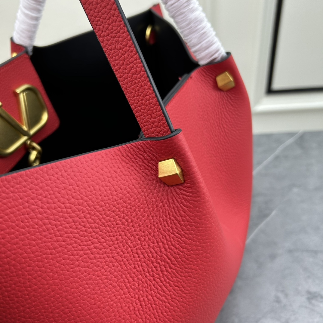 荔枝紋 Garavani VLOGO Escape 小牛皮小號購物袋，包袋兩側點綴紅色細節，金屬徽標飾件可用在包裝內部作為開合，亦可用在外部作為裝飾元素。
大號尺寸：41.*25*18cm