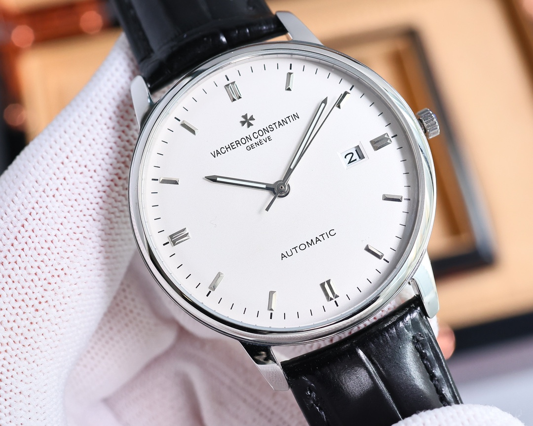 
最新款推薦   市場最高復刻 V4升級版本 江詩丹頓VC傳承系列85180腕表！
1⃣️【表殼】尺寸40MMX9MM，完美圓形的表殼，搭配微孤式表耳設計，使之更加貼合佩戴者的手腕。每一個成品殼套，都需經過MK嚴格的質量把控，方能還原正品獨特的質感。
2⃣️【機芯】9015鋼輪等部件均由MK制表師精工裝飾，自動擺陀更是鍍有18k金，最大限度呈現原裝精湛的工藝水平。
3⃣️【表鏡】前後兩片藍寶石玻璃鏡面，均有防眩暈鍍膜處理。
4⃣️【錶帶】雙層意大利小牛皮，搭配馬耳他十字針扣。🔥AD出品精品不斷🔥