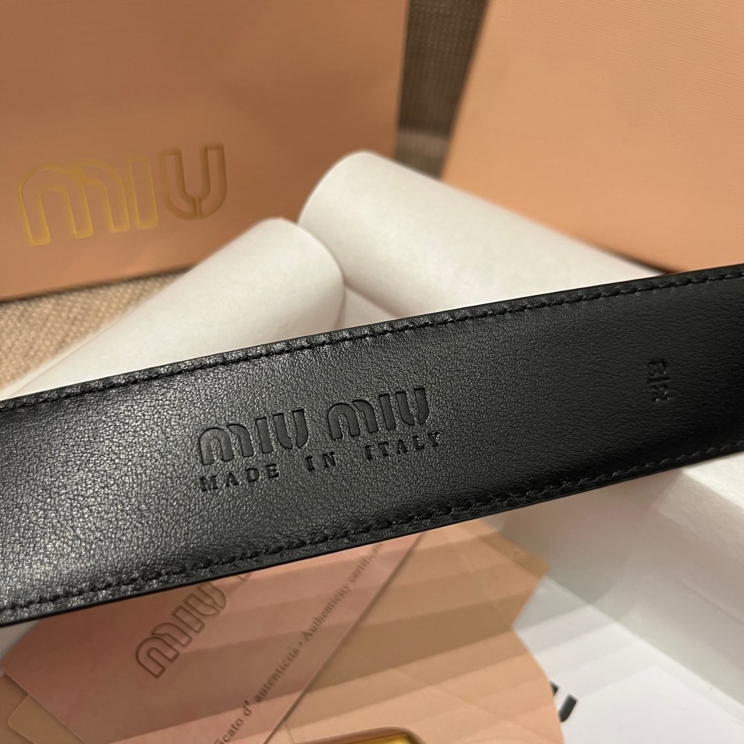 MiuMiu 今年大爆款上新‼️‼️
這就是野性與可愛結合的反差美！
關但寬度粗 腰頭大 有一種野性與可愛結合的反差美～
炎名系上有甜酷甜酷的氛圍感喔#
寬度 ：3.5cm