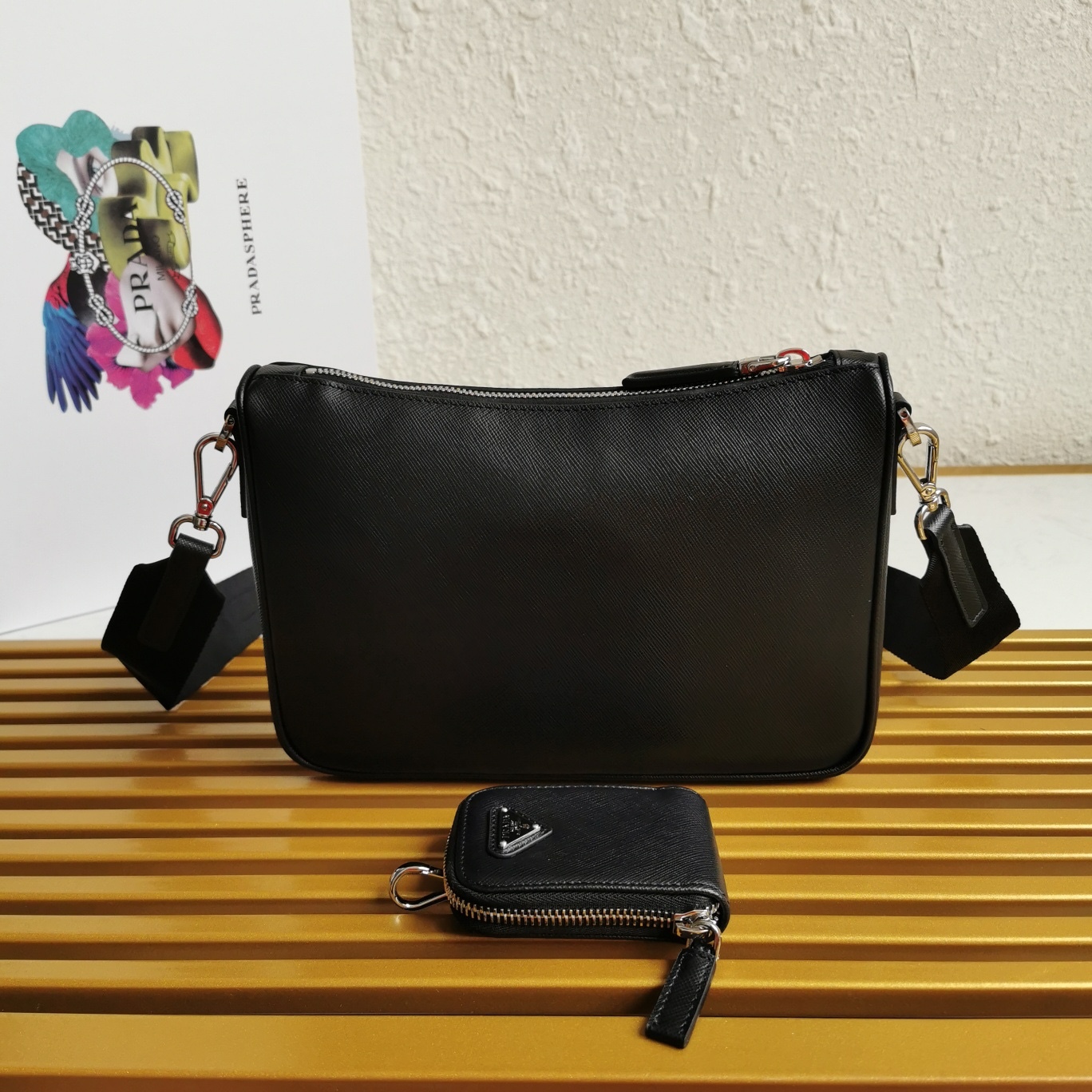 【 原單】🎉全皮三合一😘😘款號2VH113全皮/十字紋牛皮😘😘網紅帥哥靚女團瘋狂種草而風靡時尚圈三合一出了新款！👏👏這款三合一包設計太棒了👍👍配有可拆卸長肩帶，最愛的是肩帶還掛著個小掛飾（小包），也可以掛其它包和褲頭當飾品呼應 🙊🙊平常各種衣著搭配都沒 問題😘😘寶寶們趕緊入手哦，男女共用款，太帥了🙊🙊長23x高18x寬5.5cm