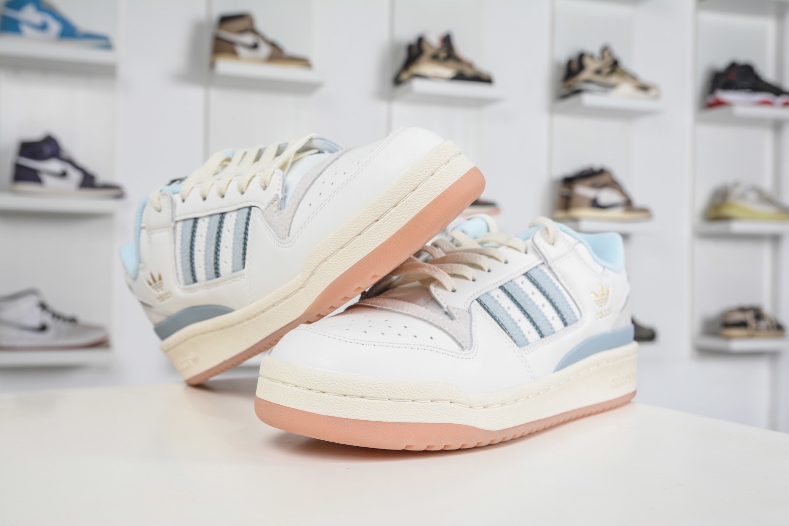 adidas Originals Forum 低幫百搭潮流休閒運動板鞋  
貨號：IG3946
尺碼：36 36.5 37 38 38.5 39 40 40.5 41 42 42.5 43 44 45