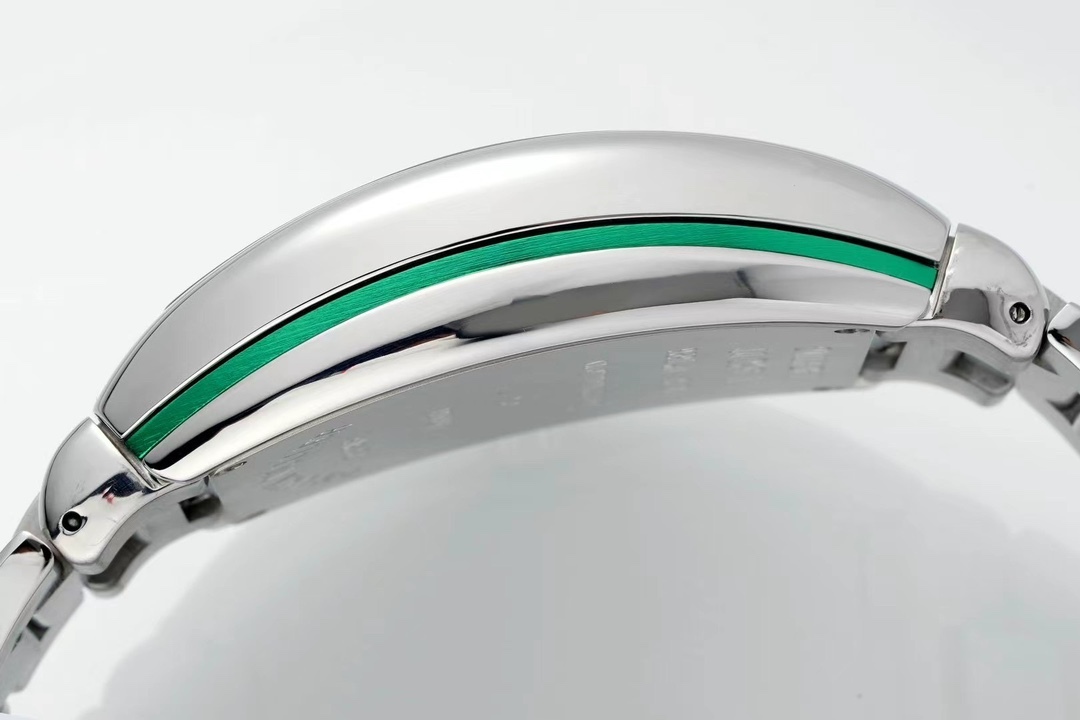 ABF 最高品質 綠遊艇 新款到貨 Franck Muller 法蘭克穆勒 Vanguard Yachting V45遊艇系列 44x54 mm
1.表殼100%原版開模 特別是三明治結構表殼 中間內側 藍色的側槽和把頭位置凸出來的藍色耳位 更是使表殼的製作過程更加困難 然後歷時10個多月經過多次初版校對 終於研發製作成功 完全採用316精鋼製作 而非市場低成本的塑膠模具 
2.本版本V45綠色遊艇字面 真法郎字丁 都是採用原裝1：1高度的數字凹邊內法郎烤真丁 成本高 製作複雜 良品率低 字面下層有放大鏡