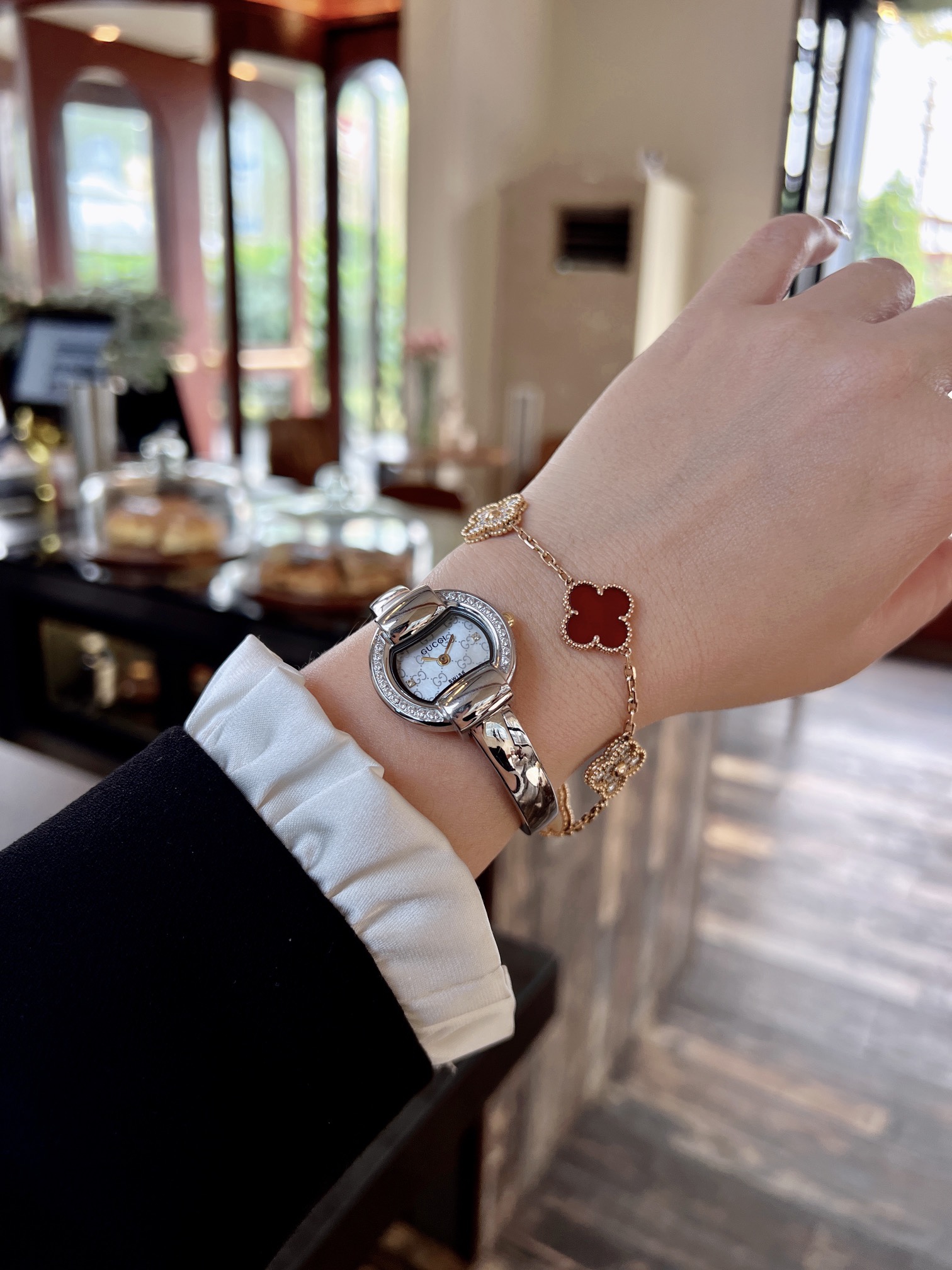 古馳
Gucci 瑞士日內瓦最新限量款升級版到貨（後蓋全新加重處理，重做原裝對版鑲鑽字面。字面鑲嵌八箭八星兩個閃亮的鋯鑽石💎，細節誠意滿滿💎區別以往老舊版本，歡迎品鑒👏👏），表徑25mm，厚度7.5mm，藍寶石玻璃，表面把頭都有經典雙G logo設計元素，非常經典，適合小手腕佩戴，小巧玲瓏，溫婉細膩