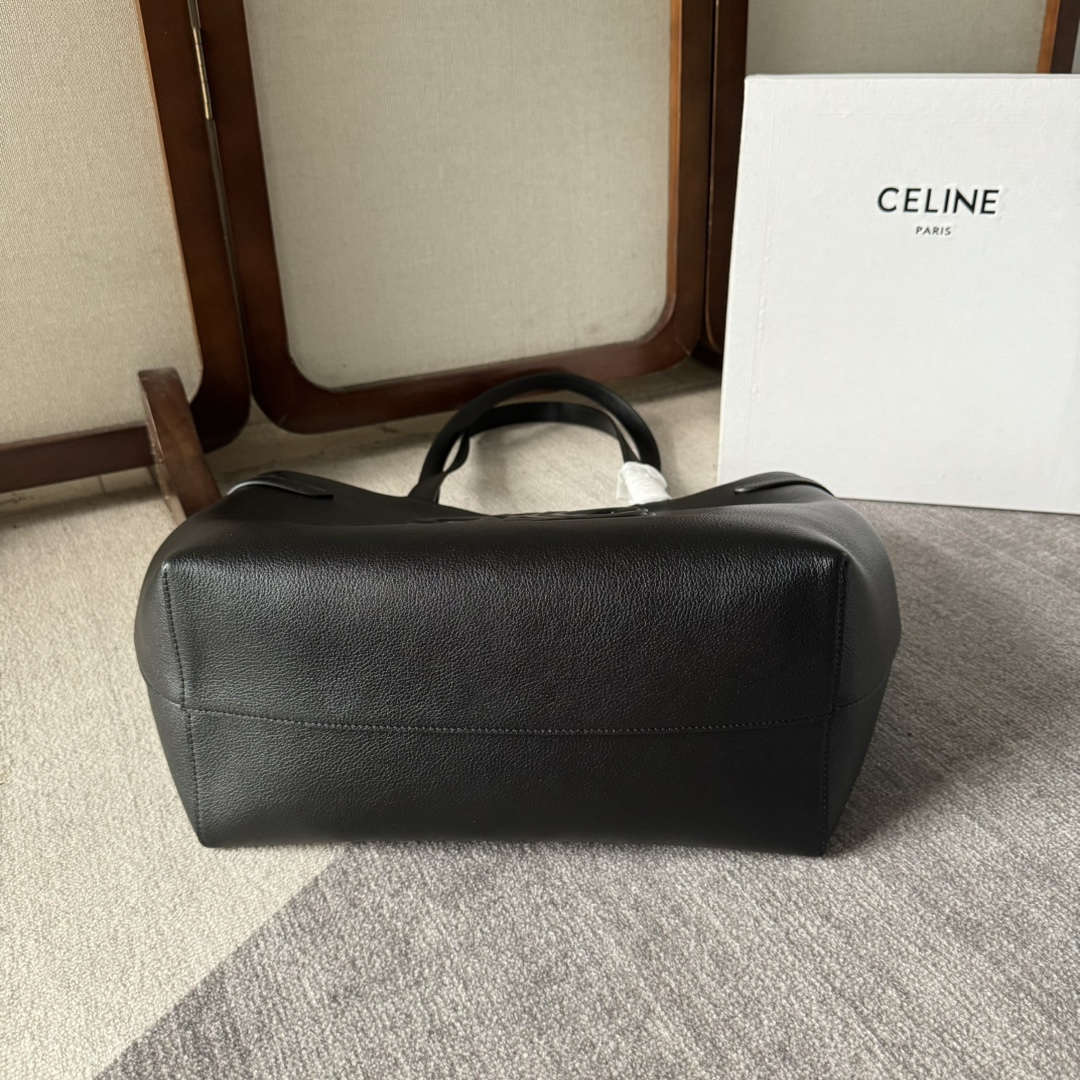 CELINE  24夏季新款Cabas 托特包👜
高級百搭又實用/購物袋的款式
展現著簡約美學和實用性～❤️
大容量設計～無論是日常出街還是通勤 都能輕鬆裝下各種物品～袋口可自主調節大小🌹
款號 116853 尺寸：54*29*15cm