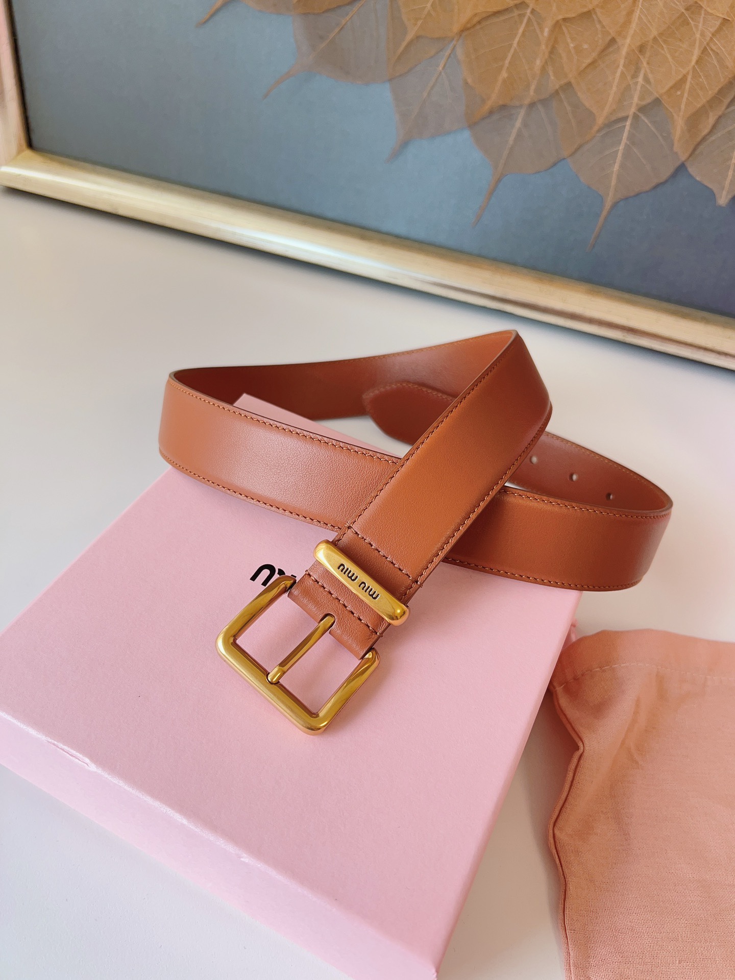 这款皮革腰帶設計簡約而優雅，腰帶環伴以Miu Miu徽標。雙面進口小牛皮 金屬搭扣 腰帶環飾激光雕刻徽標 寬度: 3.5cm
