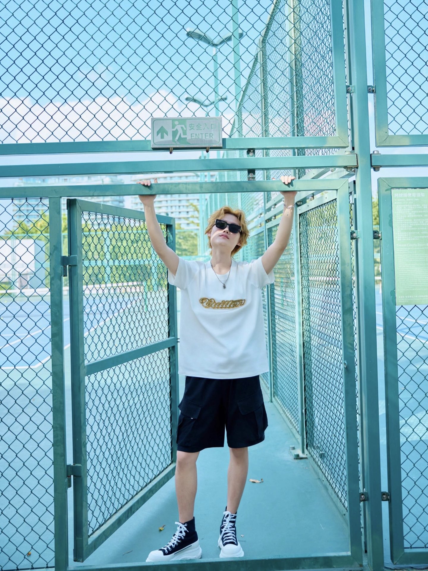 🔝LOUIS VUITTON LV 亮片字母特種刺繡短袖T恤
正品購入，26支雙紗全棉精梳棉220克，1*1索羅娜羅紋280克，特種刺繡，面料酵洗，定制亮片、章仔、商標，合身版型
B Size：S-XL