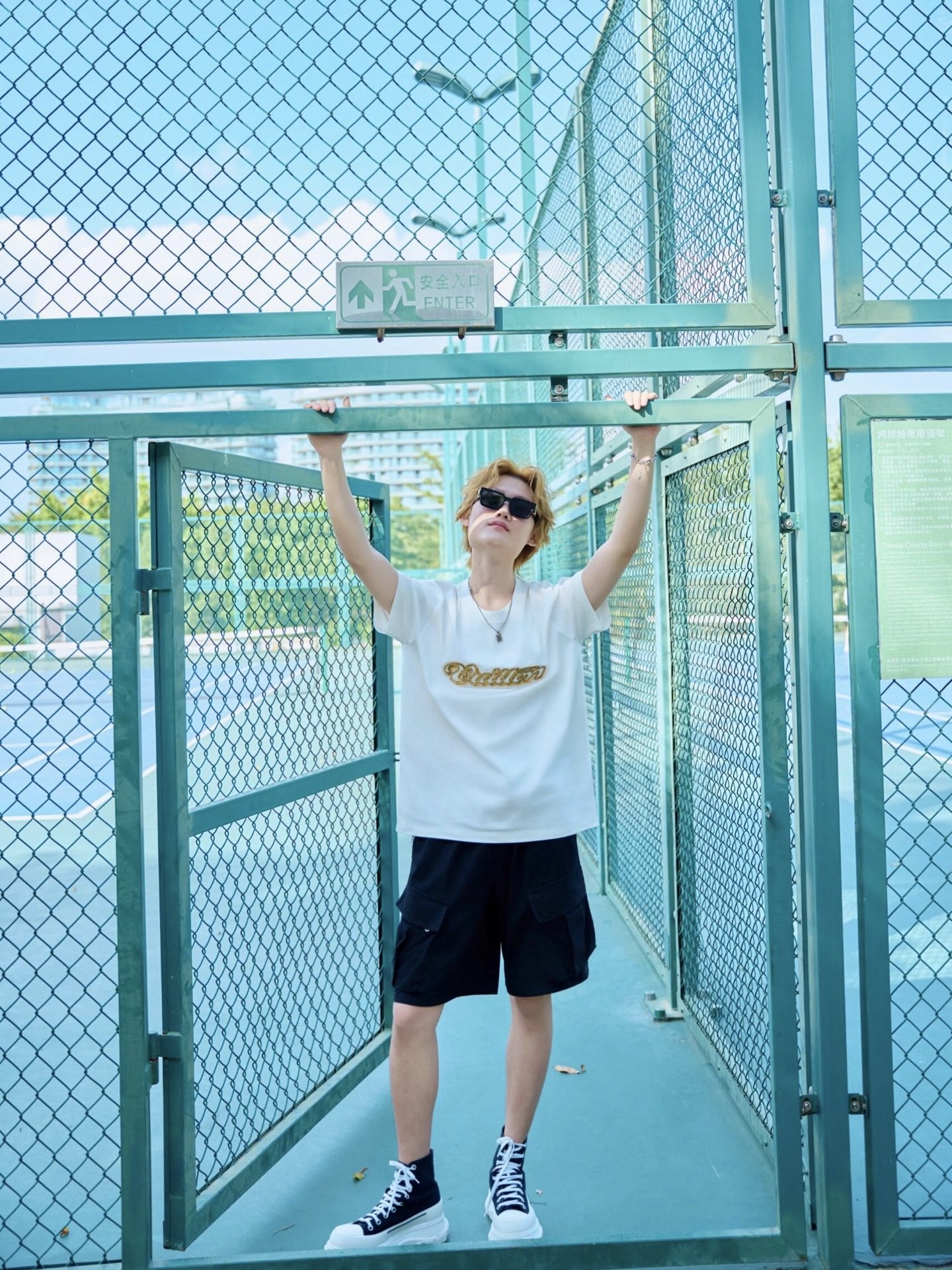 🔝LOUIS VUITTON LV 亮片字母特種刺繡短袖T恤
正品購入，26支雙紗全棉精梳棉220克，1*1索羅娜羅紋280克，特種刺繡，面料酵洗，定制亮片、章仔、商標，合身版型
B Size：S-XL