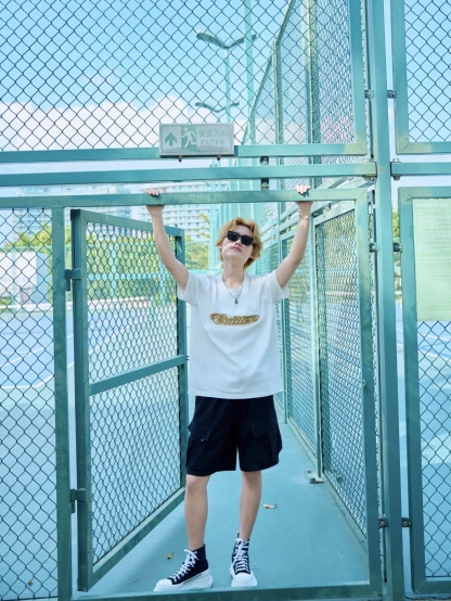 🔝LOUIS VUITTON LV 亮片字母特種刺繡短袖T恤
正品購入，26支雙紗全棉精梳棉220克，1*1索羅娜羅紋280克，特種刺繡，面料酵洗，定制亮片、章仔、商標，合身版型
B Size：S-XL