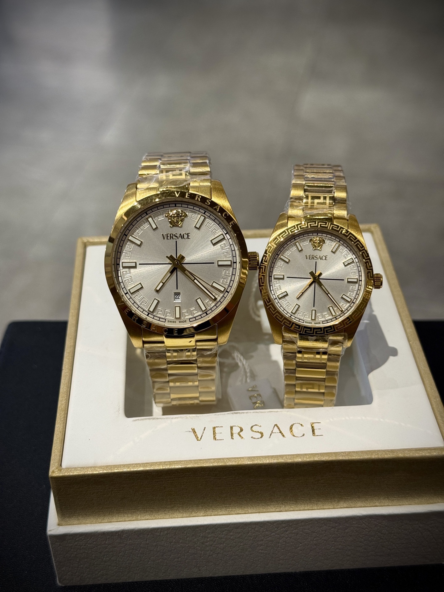
Versace範思哲石英手錶，VERSACE MILLENYIUM  LADY系列，採用希臘回紋元素錶盤，12時位飾有美杜莎頭像展現範思哲經典圖案魅力，錶鏈印刻希臘回紋搭配雙按蝴蝶扣設計，兼具時尚與舒適，錶盤男款40mm 女款32mm 30米生活防水，進口石英機芯

立即搶購👉