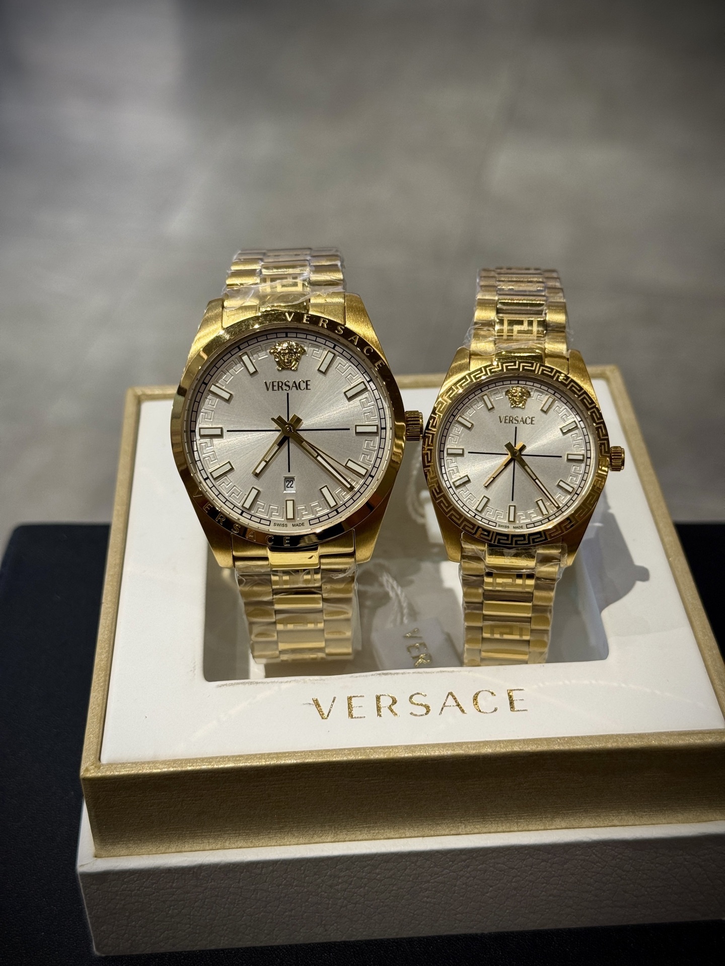 
Versace範思哲石英手錶，VERSACE MILLENYIUM  LADY系列，採用希臘回紋元素錶盤，12時位飾有美杜莎頭像展現範思哲經典圖案魅力，錶鏈印刻希臘回紋搭配雙按蝴蝶扣設計，兼具時尚與舒適，錶盤男款40mm 女款32mm 30米生活防水，進口石英機芯

立即搶購👉