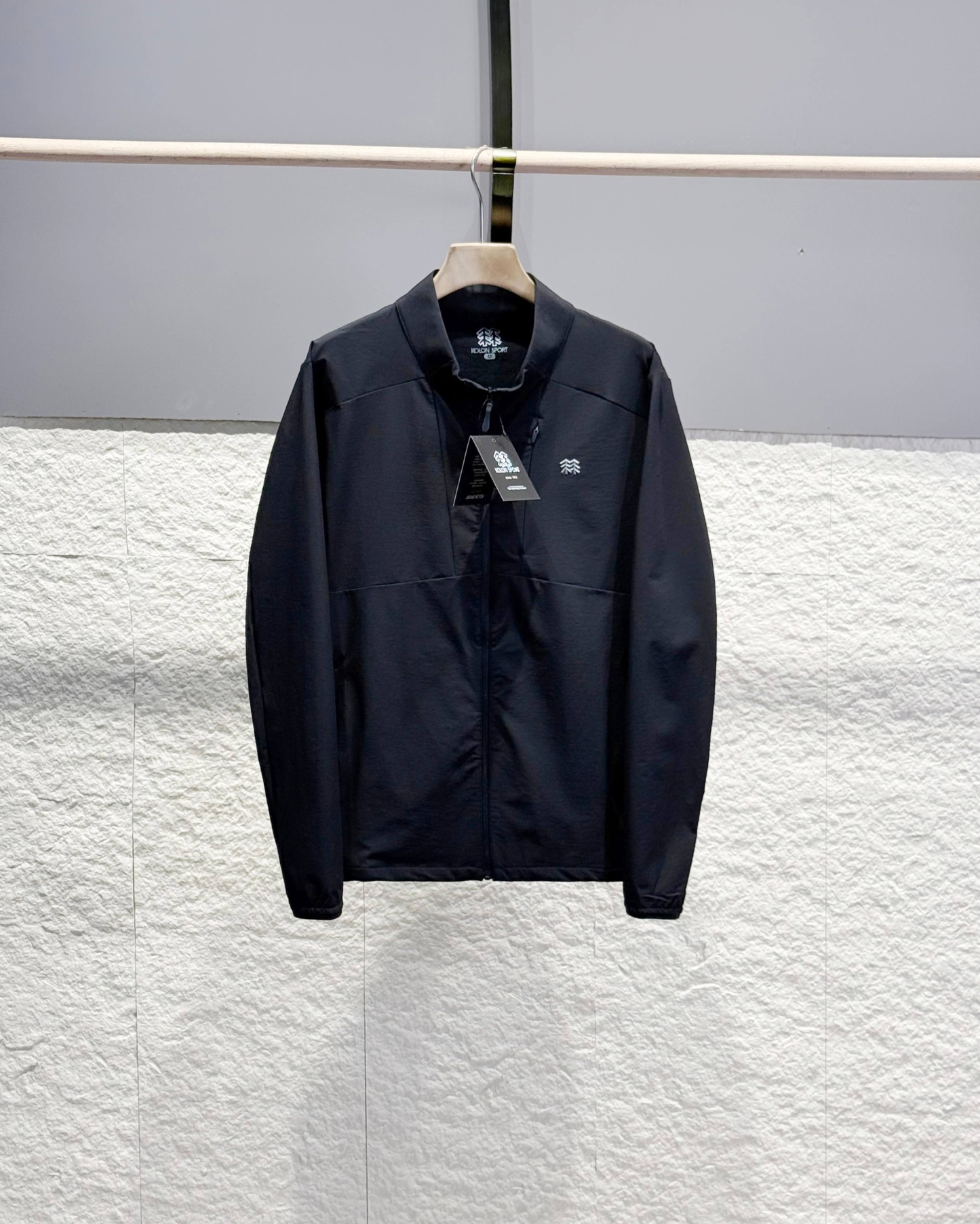 KOLON SPORT可隆🧊🧊  輕量涼感防曬衣情侶款  

戶外輕量化涼感防B1145曬衣上新🆕 ，可隆專櫃同款 在售💰1585+

採用功能性專業戶外防曬型針織材料 88的錦綸和12的氨綸 有非常好的彈性 和防水透氣功能  防曬值upf245+不怕曬傷，縱享戶外陽光☀️有專業檢測報告
彈力接觸涼感，緩解體熱，輕量御風 ，手腕彈力帶收口 ，貼合手腕的同時 提升鑽風性能 ，面料彈力十足 透氣性高  在運動出汗時 ，減少熱量 和粘附感
如果突降小雨還有功能性防水功能 

品質面料做工都無