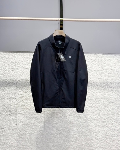 KOLON SPORT可隆🧊🧊  輕量涼感防曬衣情侶款  

戶外輕量化涼感防B1145曬衣上新🆕 ，可隆專櫃同款 在售💰1585+

採用功能性專業戶外防曬型針織材料 88的錦綸和12的氨綸 有非常好的彈性 和防水透氣功能  防曬值upf245+不怕曬傷，縱享戶外陽光☀️有專業檢測報告
彈力接觸涼感，緩解體熱，輕量御風 ，手腕彈力帶收口 ，貼合手腕的同時 提升鑽風性能 ，面料彈力十足 透氣性高  在運動出汗時 ，減少熱量 和粘附感
如果突降小雨還有功能性防水功能 

品質面料做工都無