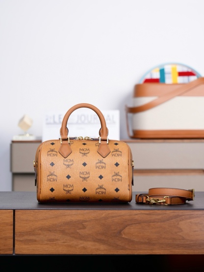 ®全新升級®官網同步
𝙈𝘾𝙈 𝙀𝙡𝙡𝙖 𝘽𝙤𝙨𝙩𝙤𝙣
乾邑色𝙎𝙢𝙖𝙡𝙡#波士頓枕頭包

·CP獨家出品｜乾邑色
這款Visetos波士頓包採用天然Nappa皮革飾邊、皮革吊牌及掛鎖設計。
這款小號Ella波士頓包誕生於慕尼黑的黃金時代，是一款日用肩背包。皮革吊牌及雕花Logo金屬掛鎖的設計靈感源自品牌的旅行傳統，直接取材於品牌的經典旅行箱。

型號：MWBFAEA03PZ001
尺寸：25*14*16cm
肩帶：可調節93-109cm
開合：拉鍊式
顏色：乾邑色/