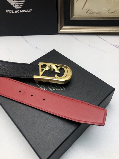 阿曼妮：原單頭層小牛皮燙印花紋，內襯平紋牛皮底，營造織紋外觀。飾以標誌原單扣。專櫃寬度4.0