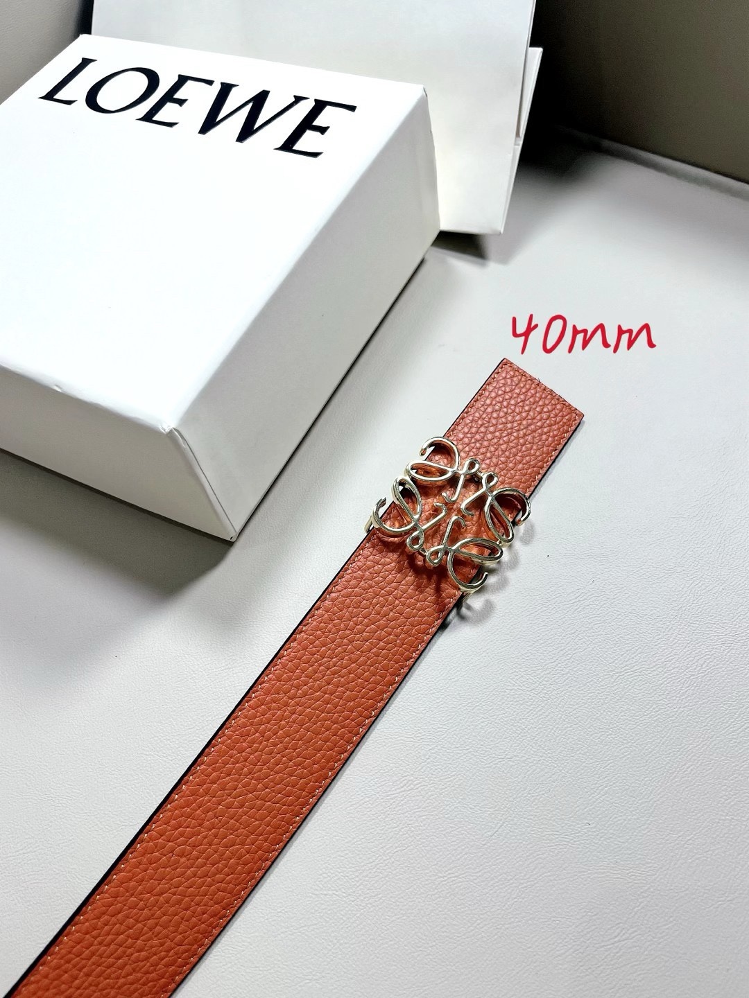 羅意威LoEWE 4.0cm正反兩穿腰帶，選用壓紋牛皮革製成，反復Anagram圖案
