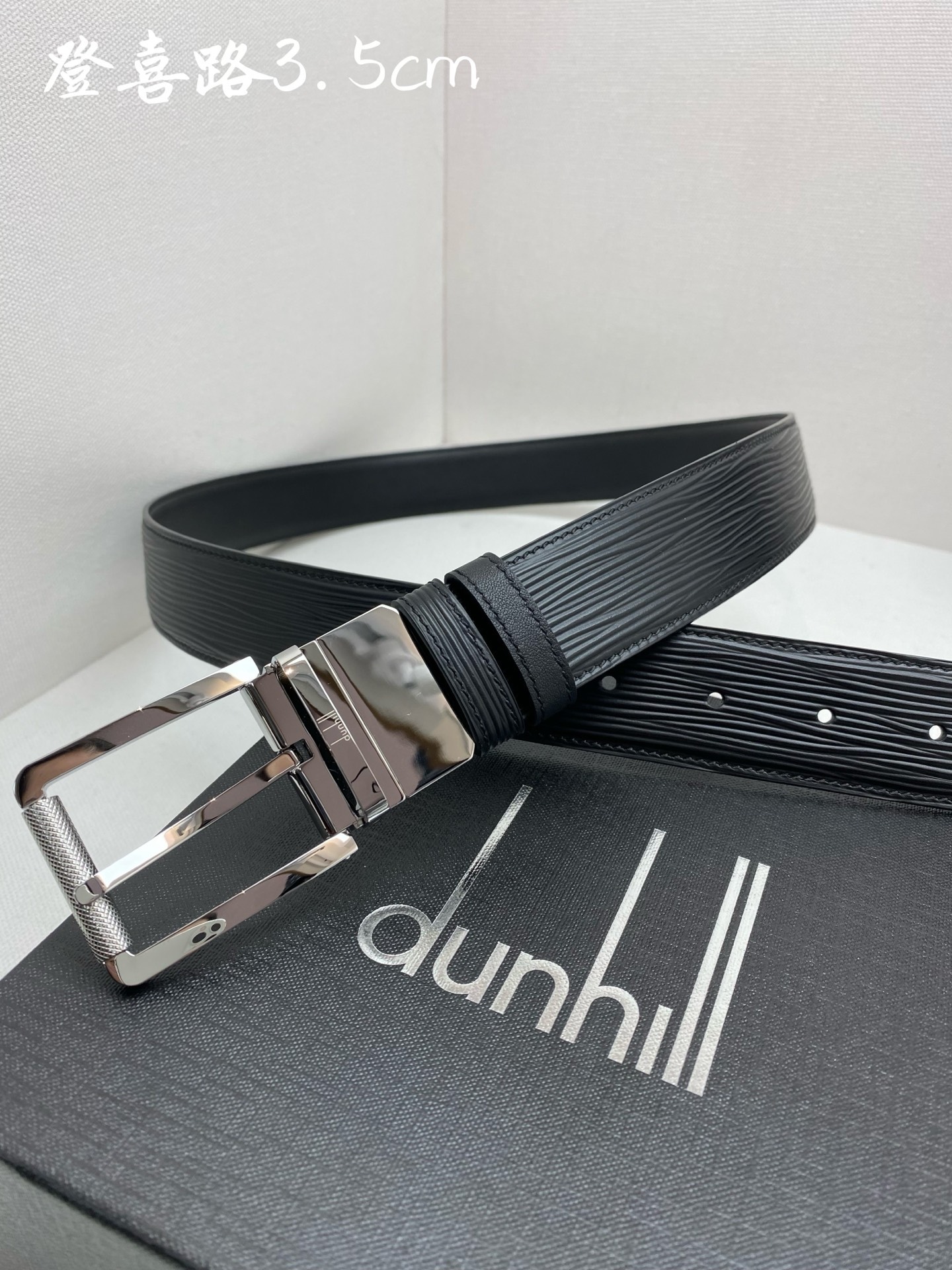 
登喜路是英國歷史悠久的奢侈品牌，其皮帶以精湛工藝、高品質材料和經典設計著稱在男士奢侈品領域享有很高聲譽，適合商務和休閒
