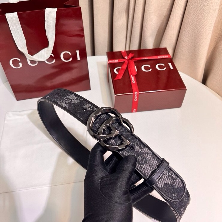 
古奇 新款 GG Marmont系列心選迷彩大理石紋GG帆布，為2026早春系列隨處可見的主要圖案之一增色添彩，40mm