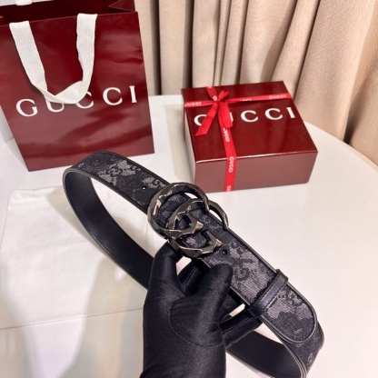 
古奇 新款 GG Marmont系列心選迷彩大理石紋GG帆布，為2026早春系列隨處可見的主要圖案之一增色添彩，40mm