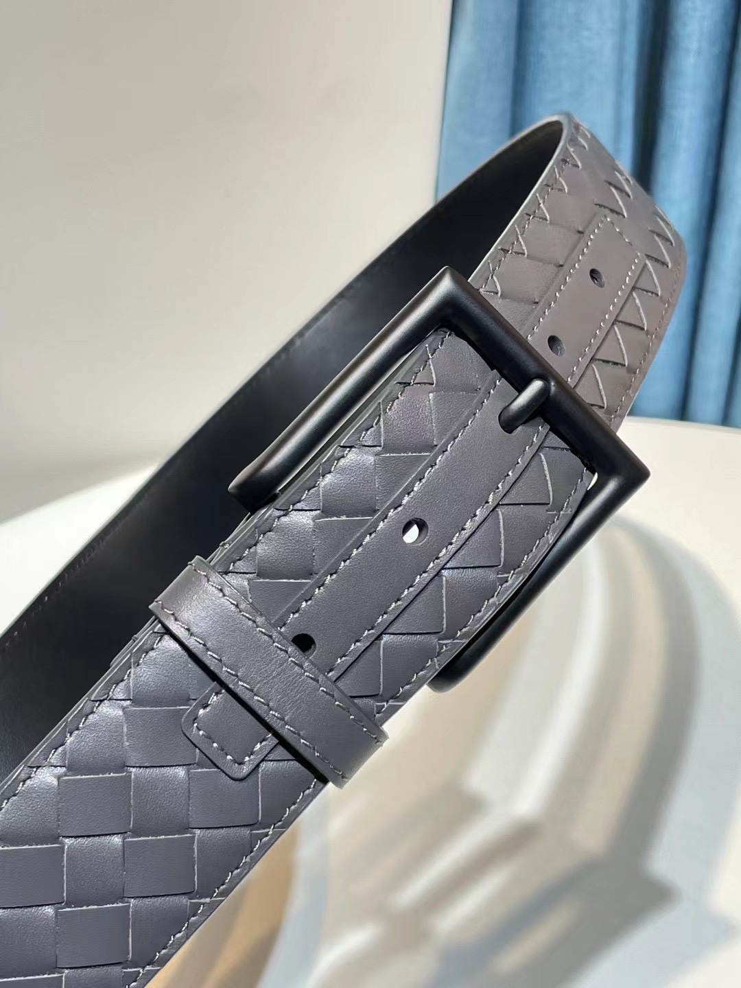 🔥🔥新 🆕純手工編織皮帶可為休閒裝或正裝造型增添優雅韻味，🔥是低調奢華的典範。[嘴唇]採用意大利柔軟的胎小牛皮全手工精工打造而成，鎳色五金扣頭令其更顯獨特別緻、🔥[嘴唇]優雅迷人氣息。[強]4.0cm