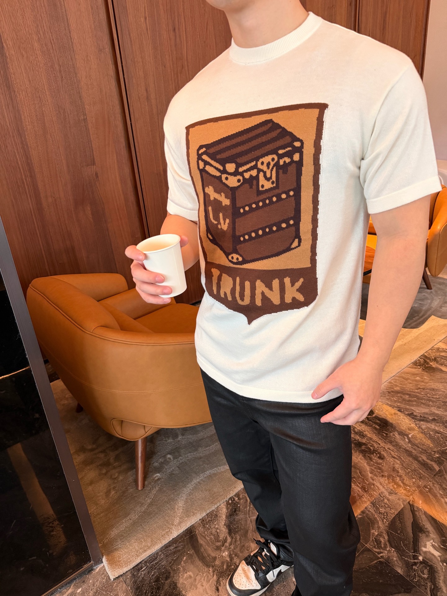 🔝LOUIS VUITTON LV 皮箱幾何圖針織短袖T恤
定織雲柔密紡棉針織料，嵌花提花織法，精細編織不僅確保了圖案的清晰度，還大大增強了織物的耐用性，成衣洗水加軟去味工藝，通過專業的洗滌設備和特定的洗滌劑，對衣物進行深度清潔和去味處理，改善衣物的手感和外觀，寬松版型
B Size：S-XL