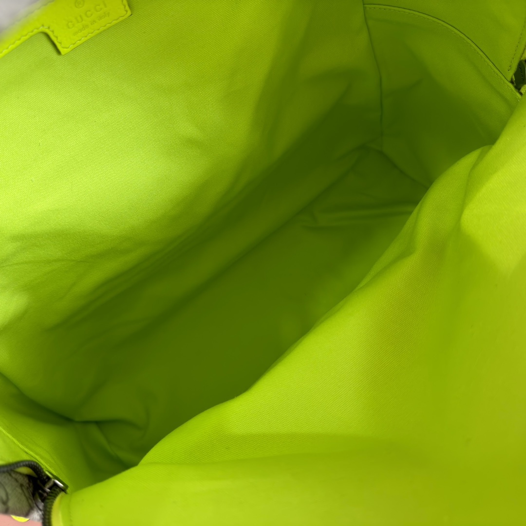 💋💋💋配全套原廠專櫃禮品袋包裝【新品】這款背包是2025早秋系列的一款力作。此單品以自然光澤黑色軟皮匠心打造，巧妙融入雙G元素和Gucci印花壓紋標識。織帶細節令整體廓形愈發豐滿，締就引人矚目的日常配飾。
