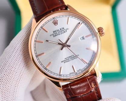 新品特推🔥🔥勞力士ROLEX（實拍圖）商務系列，全表採用316L精鋼，高檔大氣！316L精鋼打造完美多邊形弧度表殼！搭配進口藍寶石玻璃，意大利防水皮帶，原裝針扣！！！搭載原裝進口全自動機械機芯（零返修） ，直徑尺寸40mm 深度防水。 產品實物光澤手感更佳精湛  字盤刻度栩栩如生  殼套工藝都是宗師級別輕身檢驗 加上新時代機器高技鍛造  上手震撼尊貴非凡🔥AD出品 精品不斷🔥