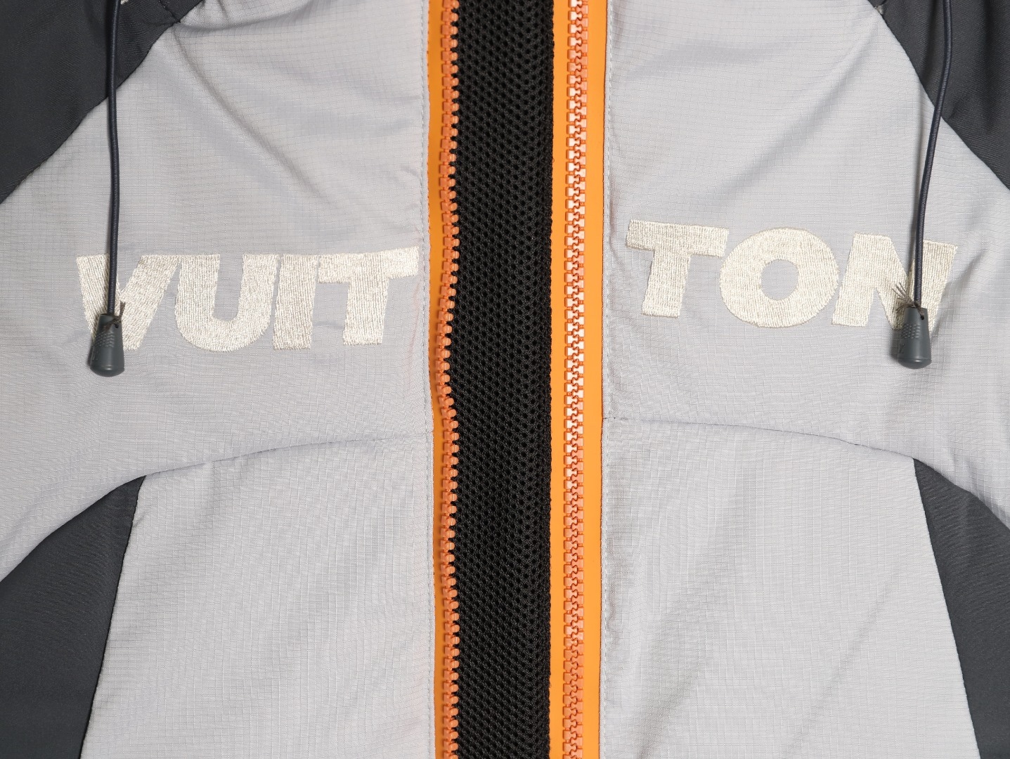 Louis Vuitton/路易威登 25Fw 滑雪系列花卉雙拉鍊連帽羽絨服
定制5合1防絨密織與3合1雙線防絨格紋料，新國標90白鴨絨，充絨飽滿，極致禦寒。 電腦機械充絨，精准計算克重，數字稱重，確保蓬松均勻。進口機刺繡，精密控制，線條流暢細膩。壓花復合，電腦掃描對位，特製膠水固化，粘接牢固。 膠漿印花，三次網板修改，烘烤固色，圖案持久。3D立體絎縫，數控分隔，防止羽絨結塊移位。
A Size:46-52