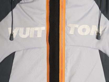 Louis Vuitton/路易威登 25Fw 滑雪系列花卉雙拉鍊連帽羽絨服
定制5合1防絨密織與3合1雙線防絨格紋料，新國標90白鴨絨，充絨飽滿，極致禦寒。 電腦機械充絨，精准計算克重，數字稱重，確保蓬松均勻。進口機刺繡，精密控制，線條流暢細膩。壓花復合，電腦掃描對位，特製膠水固化，粘接牢固。 膠漿印花，三次網板修改，烘烤固色，圖案持久。3D立體絎縫，數控分隔，防止羽絨結塊移位。
A Size:46-52