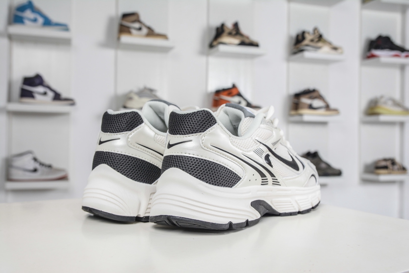 NK Air Zoom Vomero 20 經典復古潮流運動跑鞋 
貨號：HQ3686 001
SIZE：36 36.5 37.5 38 38.5 39 40 40.5 41 42 42.5 43 44 45