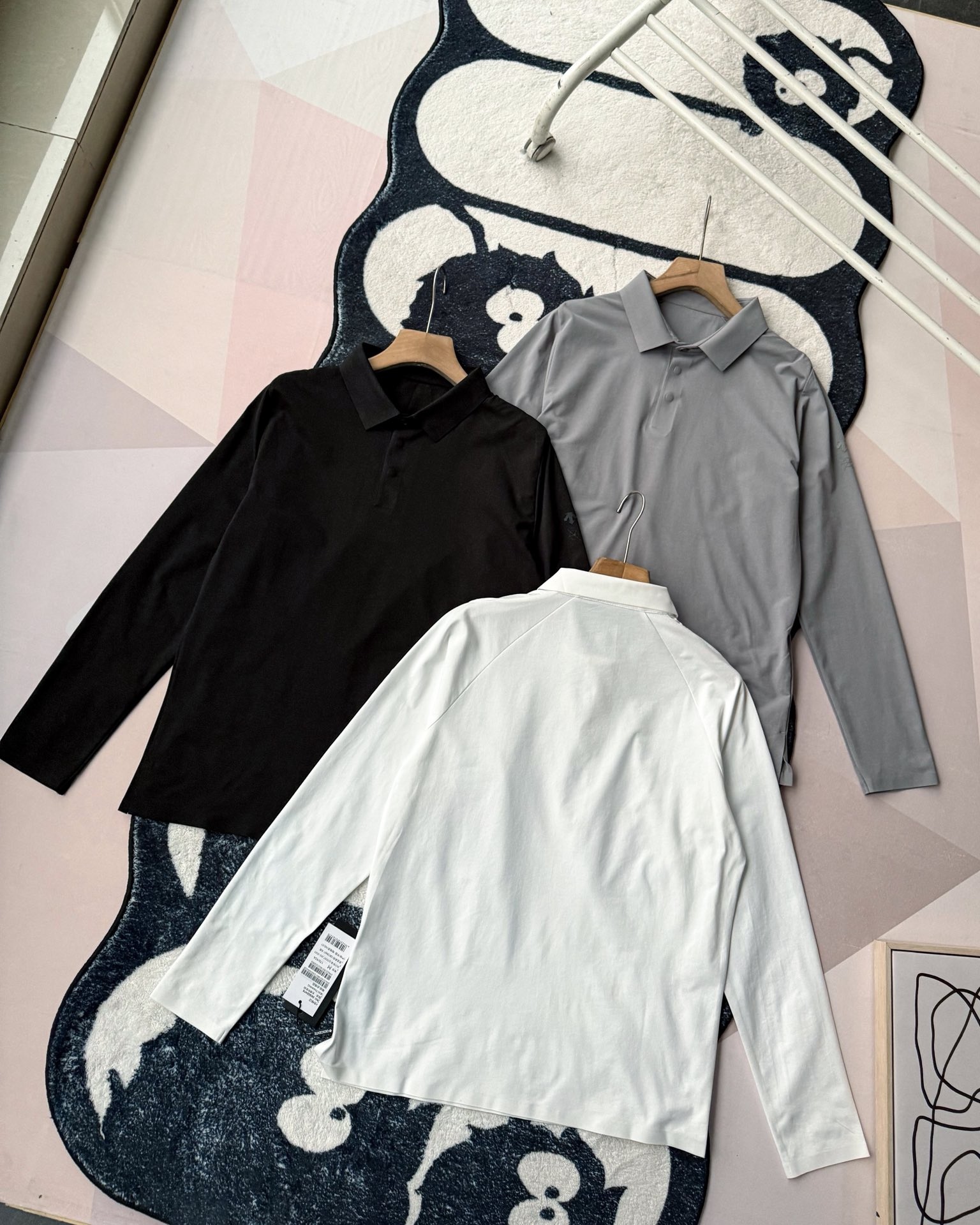 春季新款DESCENTE迪桑特吸濕長袖防曬+抗菌SECOt恤翻領POLO
2026春季新款
大身採用迪桑特自研面料，具有吸濕速乾，UPF215+防曬及Polygiene抑菌功能門襟採用激光切割工藝，結合肩部超聲波貼合工藝，提升細節品質感領口，門襟及下擺均採用熱壓工藝，外觀平整
頻繁穿梭於不同目的地航站樓，美學與實用兼具的著裝是應對高強度，快節奏，多場景工作的基礎。將戶外防護功能面料與都市生活設計剪裁兼容並蓄，實現全日多場景無縫切換讓戶外成為生活的新常態。