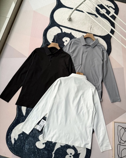 春季新款DESCENTE迪桑特吸濕長袖防曬+抗菌SECOt恤翻領POLO
2026春季新款
大身採用迪桑特自研面料，具有吸濕速乾，UPF215+防曬及Polygiene抑菌功能門襟採用激光切割工藝，結合肩部超聲波貼合工藝，提升細節品質感領口，門襟及下擺均採用熱壓工藝，外觀平整
頻繁穿梭於不同目的地航站樓，美學與實用兼具的著裝是應對高強度，快節奏，多場景工作的基礎。將戶外防護功能面料與都市生活設計剪裁兼容並蓄，實現全日多場景無縫切換讓戶外成為生活的新常態。