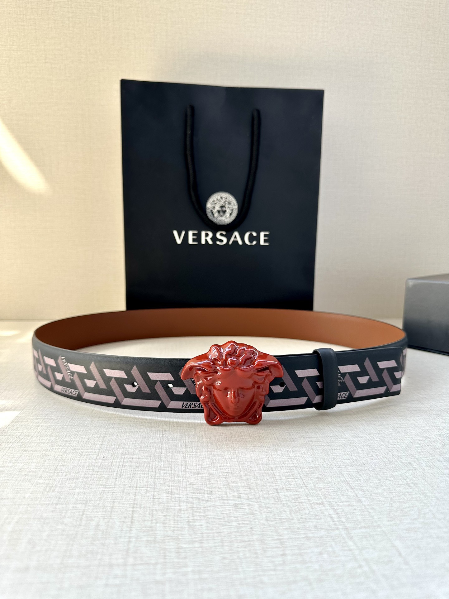 寬度4.0cm VERSACE（範思哲）此款Palazzo腰帶採用牛皮革面料製作，並飾有Le Pop Classique圖案印花和標誌性的美杜莎五金配件。